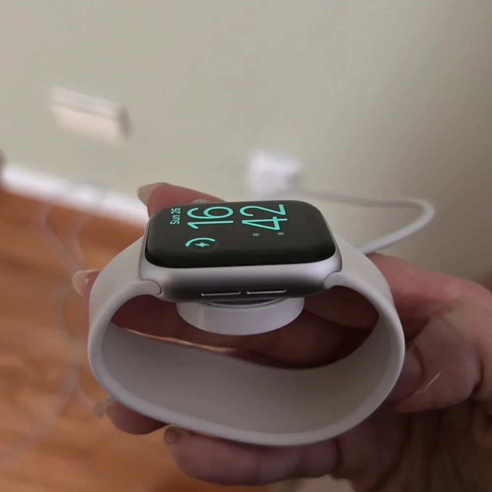 Apple Watch with two chargers included - Picture 3 of 6
